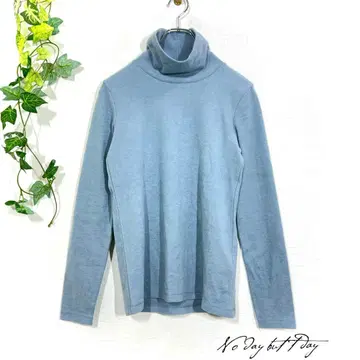 유니클로 터틀넥 티셔츠 라이트 블루 M 사이즈 따뜻한 플리스
