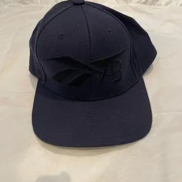 빅토리아 베컴과 리복의 콜라보레이션 상품입니다.