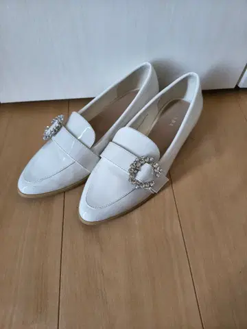 RANDA 비쥬 장식 화이트 로퍼