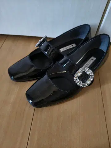 다이애나 멜리제인 블랙 에나멜 스퀘어토 슈즈