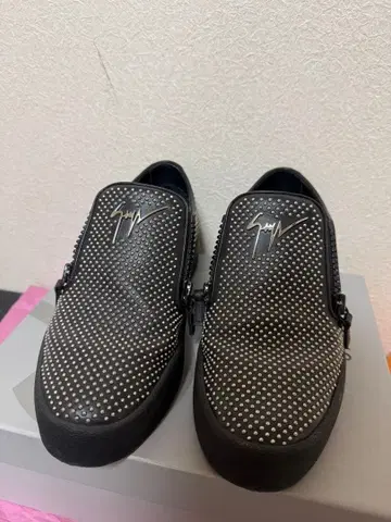 스터드 장식 블랙 슬립온 스니커즈