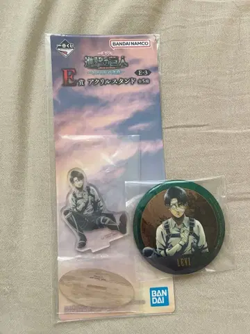 진격의 거인 제일복권 리바이 아크릴 스탠드 & 메탈릭 캔뱃지 세트