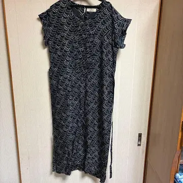잉게보그 물결무늬 반팔 롱 원피스 블랙과 화이트