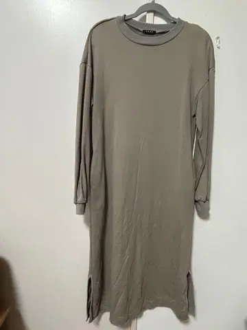 EKAL 어반 리서치 맨투맨 원피스