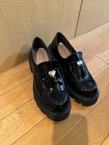 에나멜 블랙 통굽 로퍼