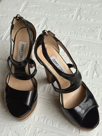 JIMMY CHOO 블랙 에나멜 샌들