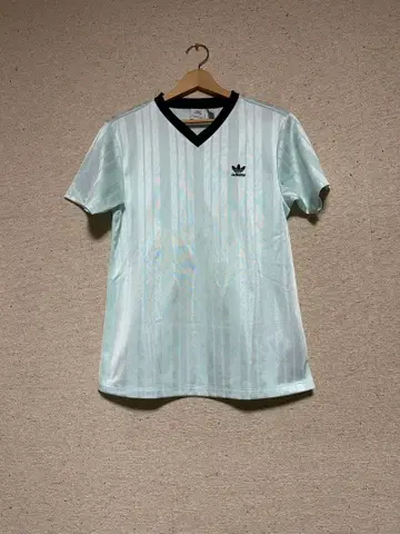 adidas 스트라이프 V넥 티셔츠