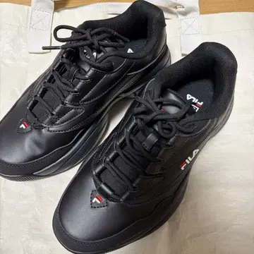 FILA 블랙 스니커즈