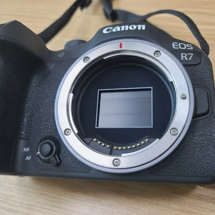 캐논 EOS R7 미러리스 카메라 본체와 18-45mm 렌즈