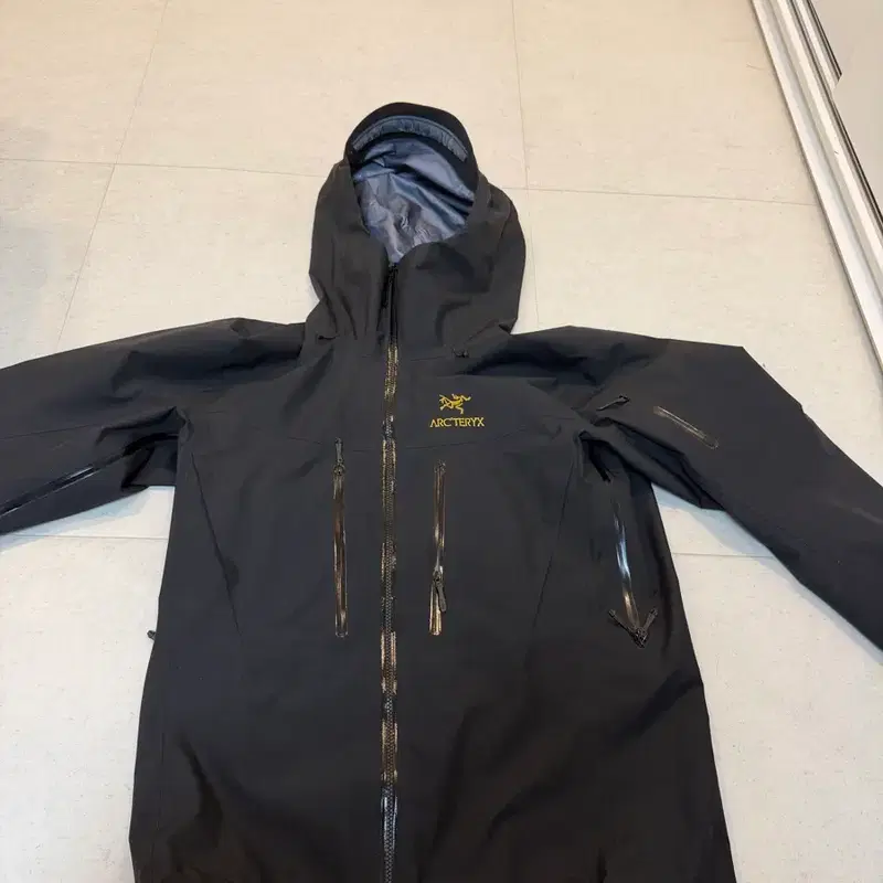아크테릭스 알파SV 24K 블랙 M 25FW
