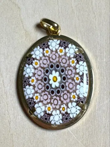 모자이크 유리 목걸이 탑