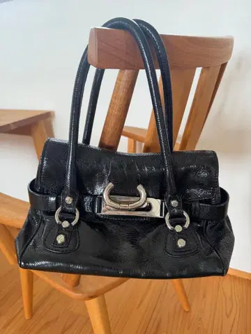 FRANCESCO BIASIA 블랙 에나멜 핸드백