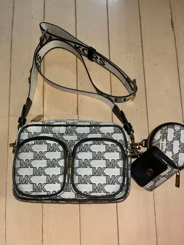 MICHAEL KORS 파우치 포함 숄더백 블랙