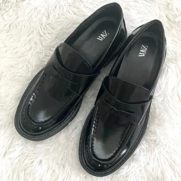 ZARA 에나멜 가죽풍 페니 스트랩 로퍼 37