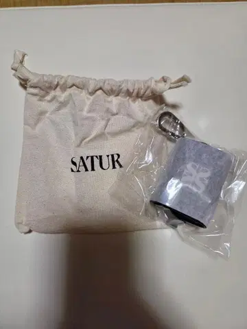 SATUR 키링 가죽 AirPods 케이스 글로시 블랙