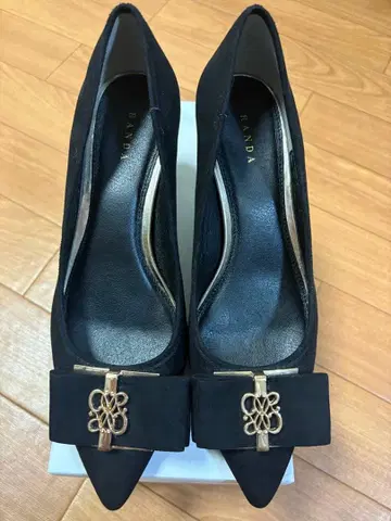 RANDA 블랙 리본 포함 스틸레토 펌프스 23.5cm