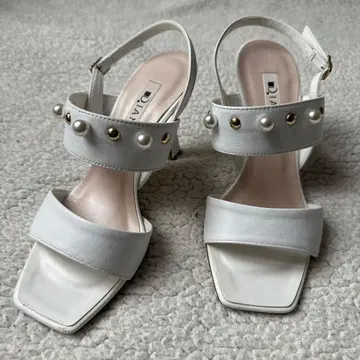 DIANA 스트랩 샌들 다이애나 펄 화이트 플레어 힐