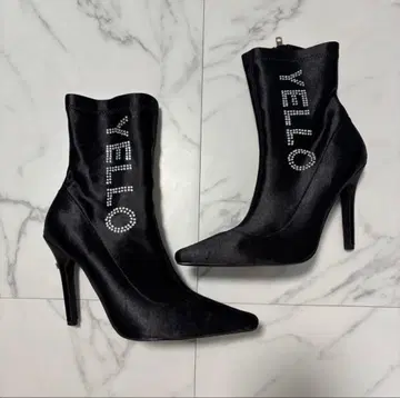 YELLO 스톤 장식 블랙 부츠