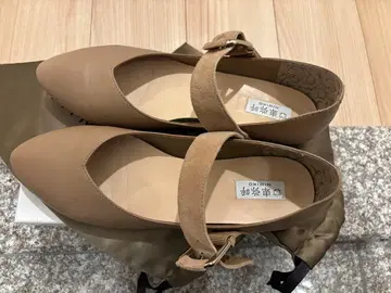 HIMIKO 베이지 스트랩 펌프스 25.5cm