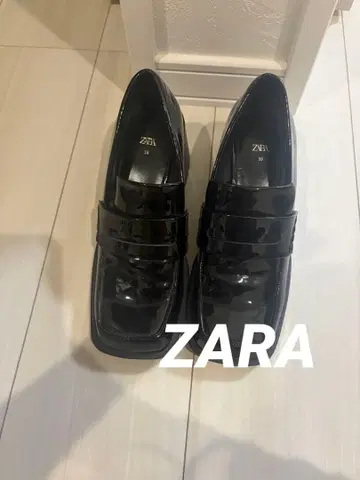 ZARA (자라) 블랙 에나멜 스퀘어토 로퍼