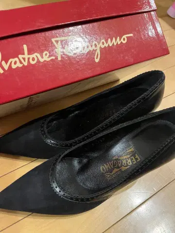 Ferragamo 새상품! 블랙 스웨이드 펌프스