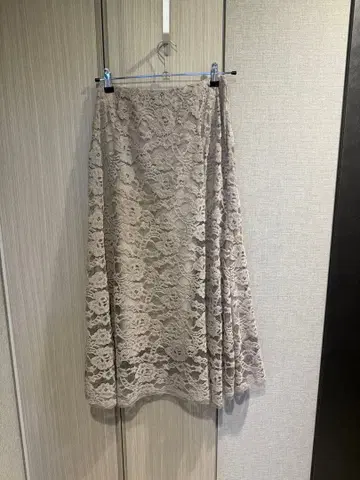 베이지 레이스 플레어 스커트