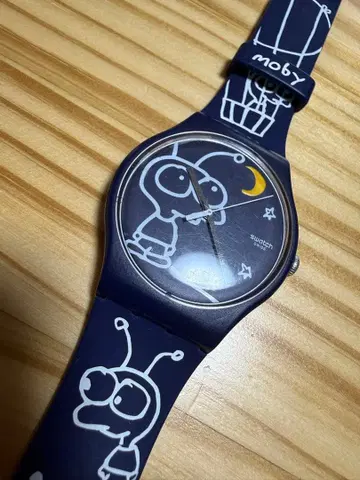 Swatch SUOZ129S Moby 콜라보 모델 Little Idiot