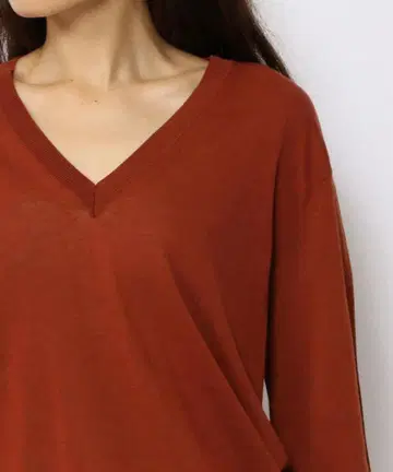 GALERIE VIE 텐셀코튼 V넥 풀오버 테라코타