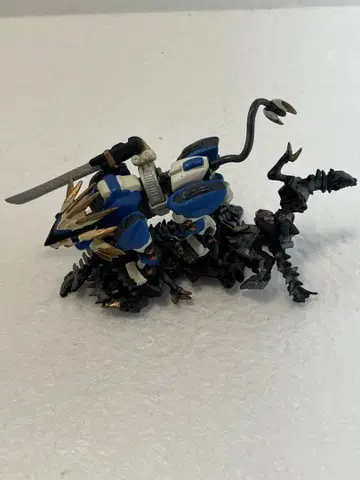 ZOIDS 피규어 2체