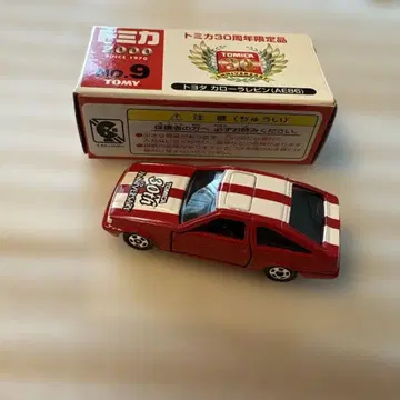 토미카 No. 9 도요타 코롤라 레빈 (AE86) 30주년 한정판