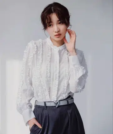 [ 미사용 ] 프릴 디자인 블라우스 코코딜