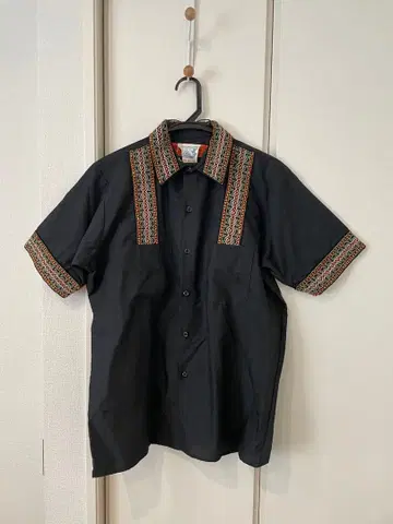 MONITALY 블랙 자수 셔츠
