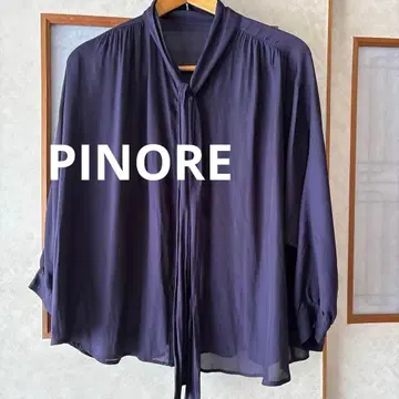 PINORE 피노레 네이비 드레이프감 블라우스 보타이