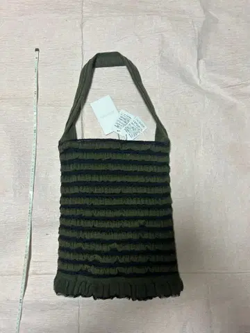 malamute box frilled knit bag