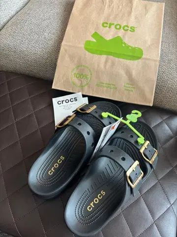 택 포함 미사용 새상품! crocs 메탈릭 버클 부착 사보 샌들