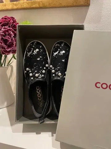 COCA 펄 장식 슬립온 스니커즈