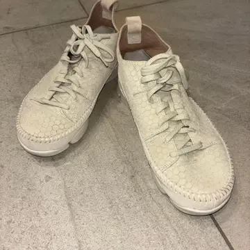 Clarks 화이트 스웨이드 허니콤 스니커즈