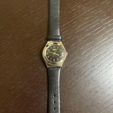 Swatch 블랙 가죽 손목시계