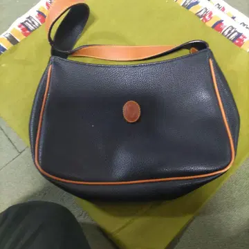 가죽 숄더백 블랙과 오렌지