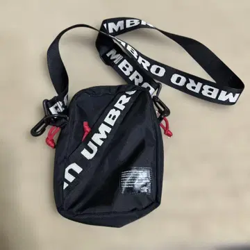 UMBRO 블랙 숄더백