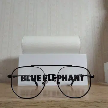 BLUE ELEPHANT 블랙 프레임 안경