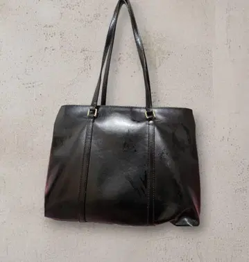블랙 광택 숄더백