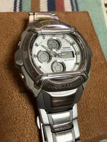 CASIO G-SHOCK 실버 메탈릭 손목시계 WR200M