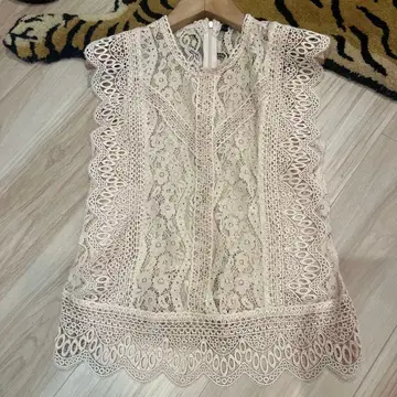 [새상품급] ZARA 슬리브리스 레이스 상의 베이지 EUR XS