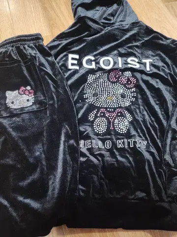 EGOIST 헬로키티 벨로아 셋업