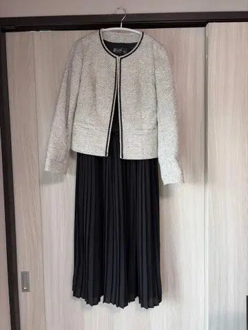 화이트 노카라 자켓과 블랙 플리츠 스커트 세트