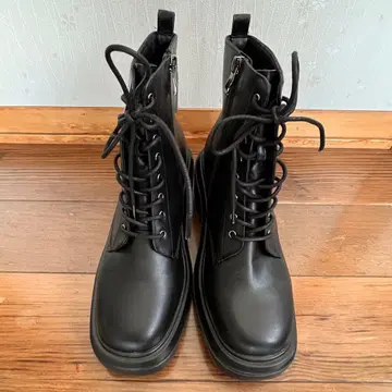 [ 미사용 ] 통굽 레이스업 부츠 블랙