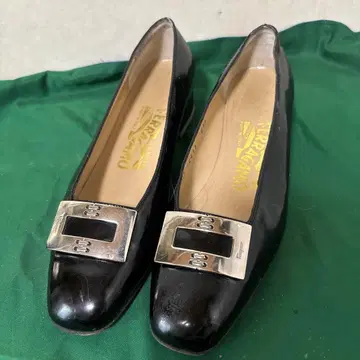 Ferragamo 버클 블랙 펌프스