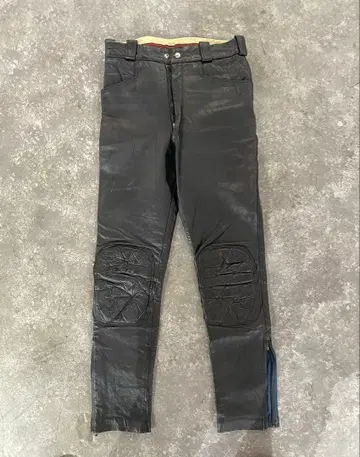 Lewis leathers 블랙 가죽 팬츠 무릎 패드 포함