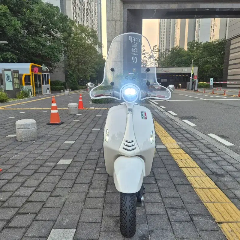 베스파946 화이트 스쿠터 직거래만 합니다.